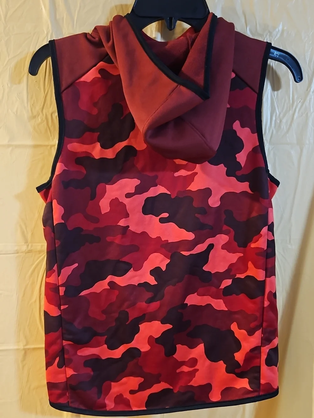 OLD NAVY ACTIVE BOYS RED CAMO SLEEVELESS HOODIE: GREAT CONDITION: SIZE L (10)